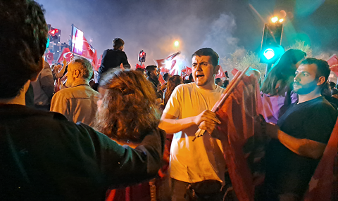 Istanbul, 01.04.2024: jubelnde Anhänger der CHP-Partei. Foto: Anne Rinn