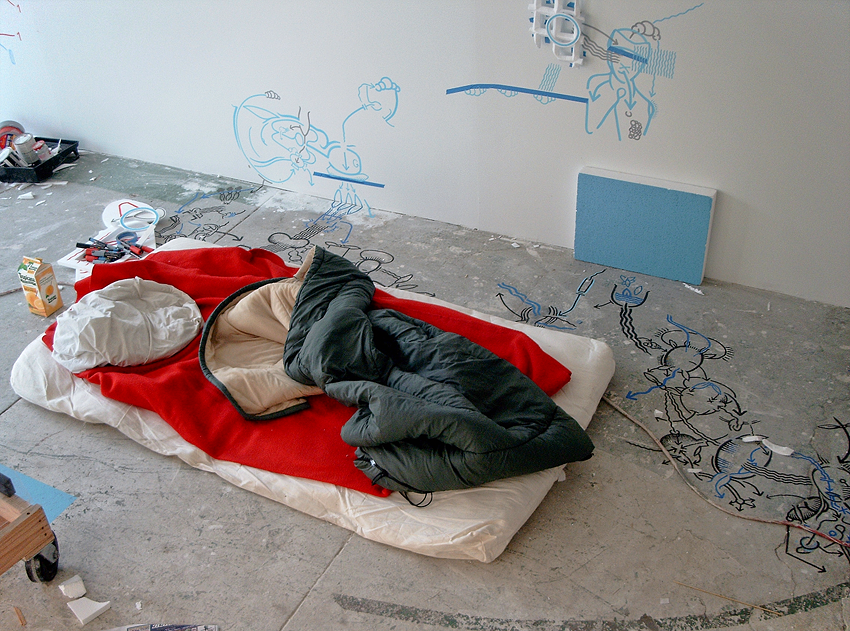 Hannes Katers Schlafplatz während der Arbeit im Ausstellungsraum. Goliath Visual Space, NYC 2003